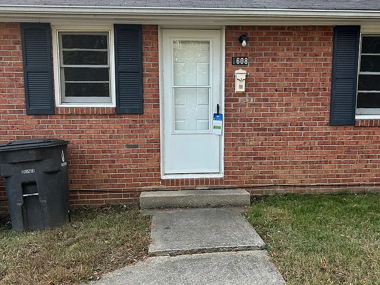 1608 Emerald St — Photo 2