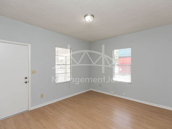 4th image of 622 E 63rd St