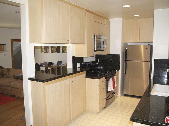 3rd image of 516 N San Vicente Blvd