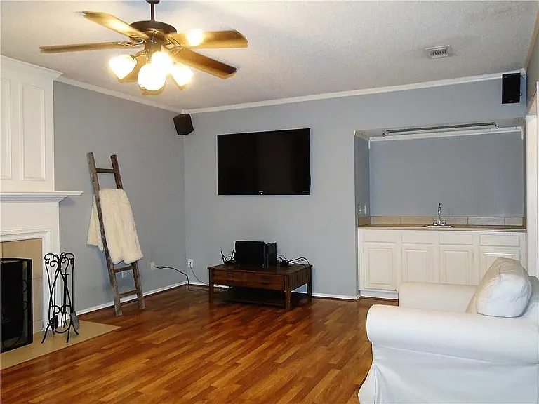 Family Room/ Den 3