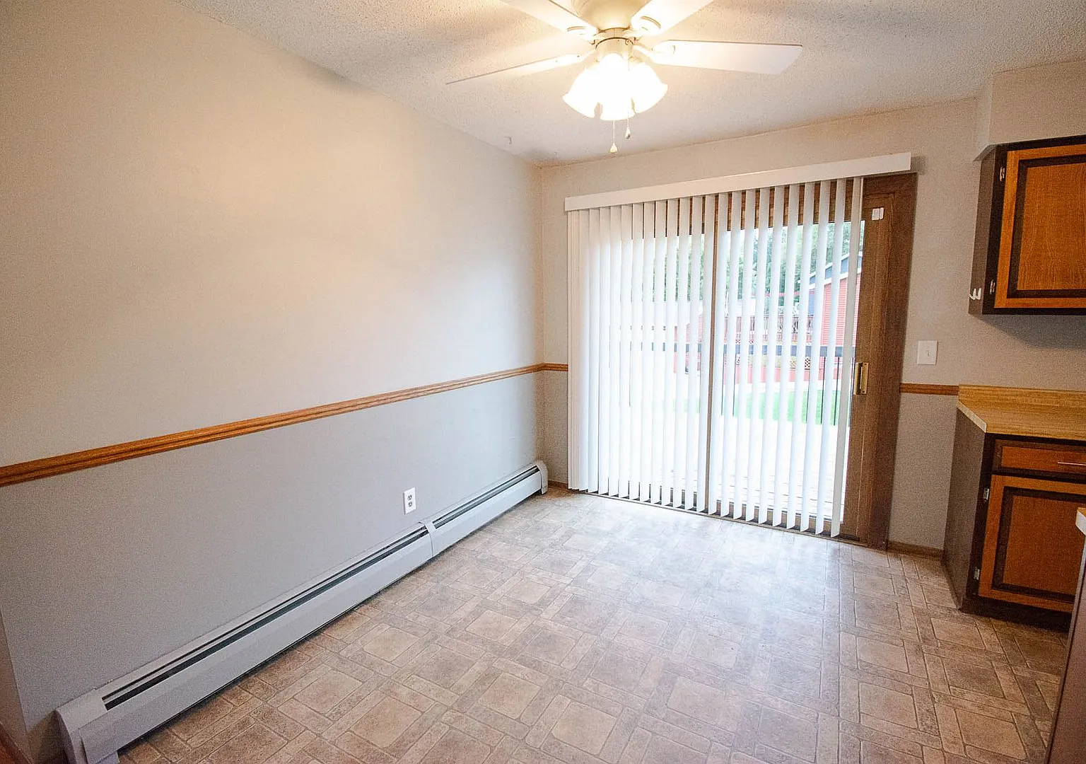 Beautiful Willow Heights 4br home on corner lot with fenced yard! — Photo 4