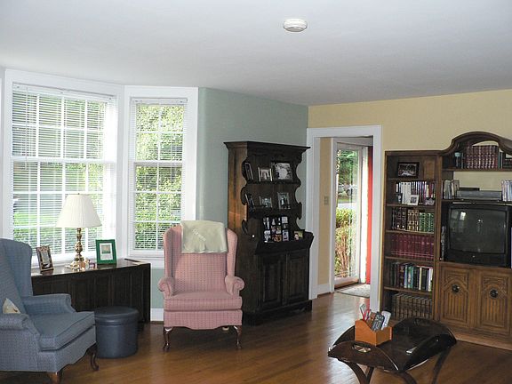 Large LR with bay window