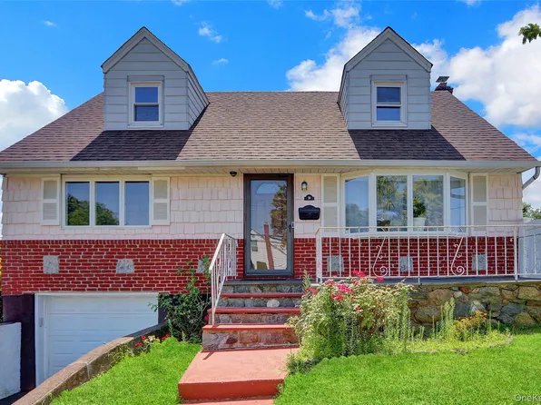 20 Mineola Avenue, Hicksville, NY 11801