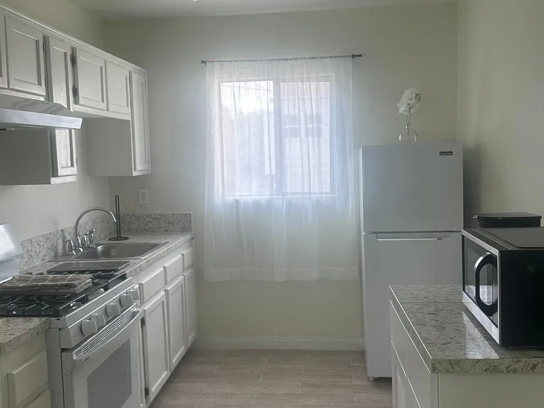 2637 Kenwood Ave #2 — Photo 8