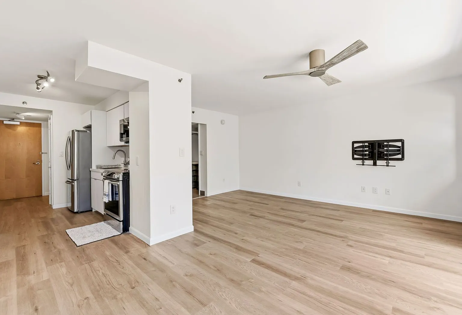 Honuakaha - Renovated Studio with one assigned parking stall — Photo 2