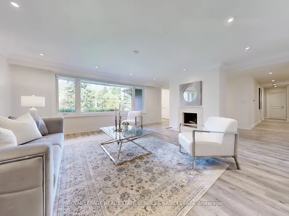 15 Farrington Dr, Toronto, ON M2L 2B4