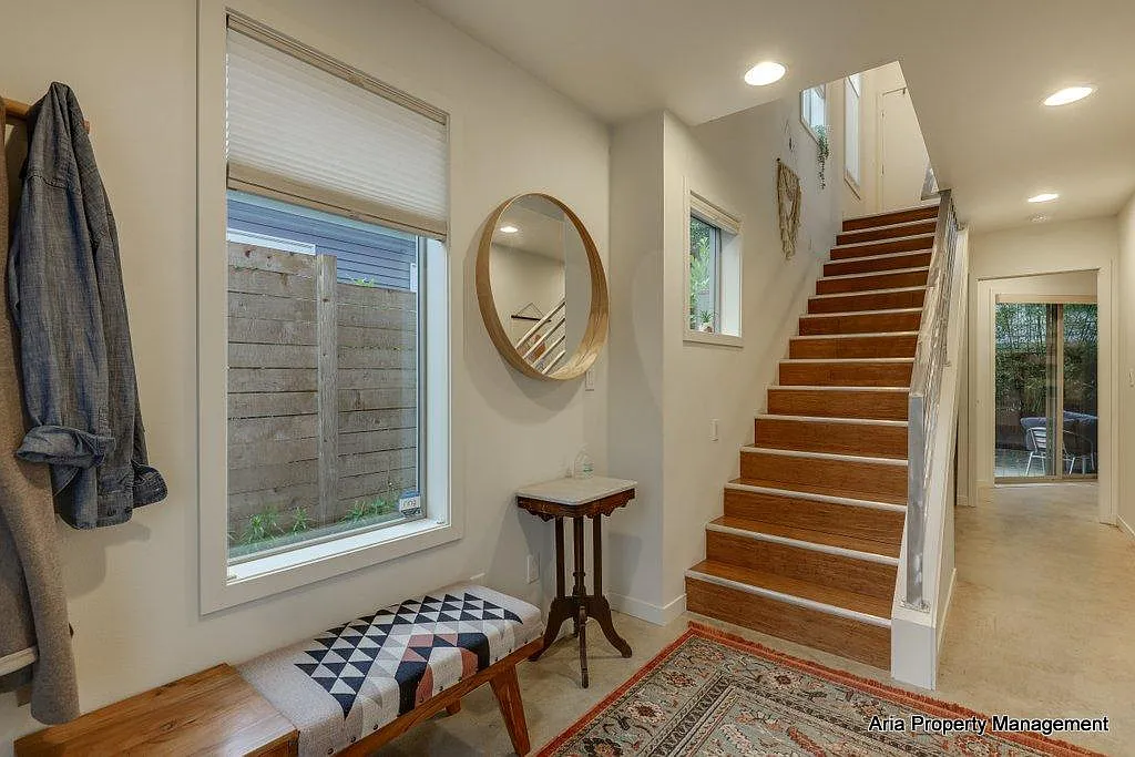 163 SE 13th Ave — Photo 4