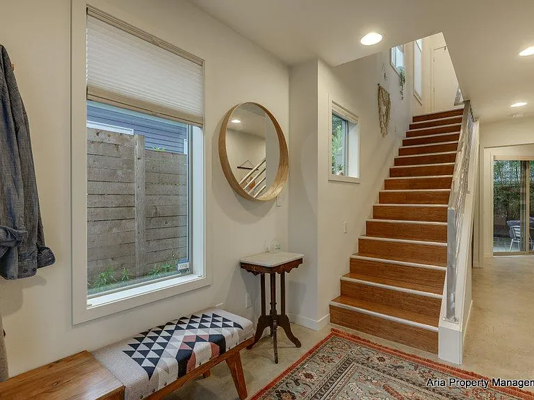 163 SE 13th Ave — Photo 4