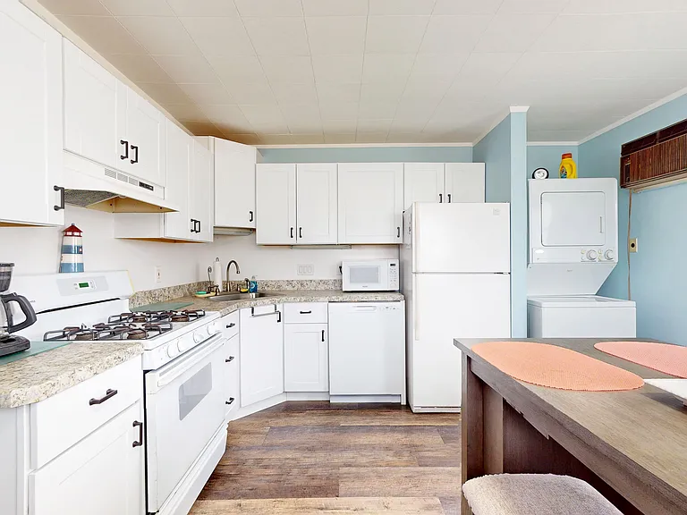 712 W Beach Ave #A — Photo 5