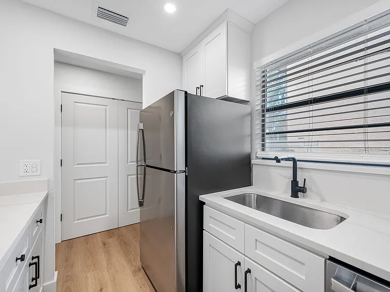 6119 Memorial Hwy — Photo 71