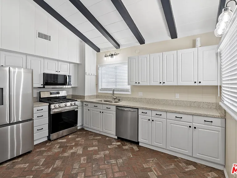 5541 Fallbrook Ave — Photo 12