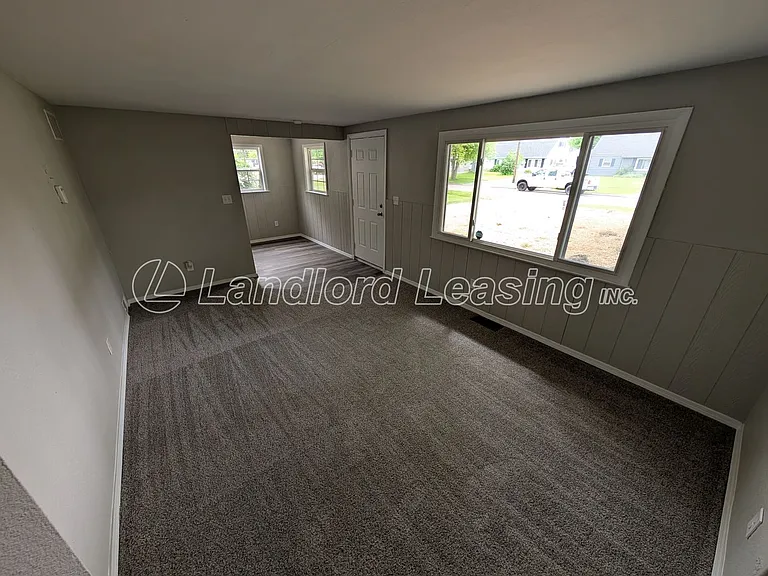 629 Vermont Dr — Photo 3