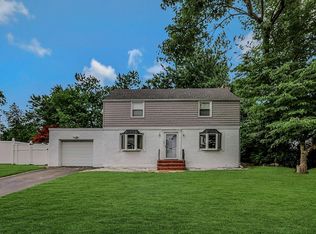 4 Wilwade Rd, Great Neck, NY 11020