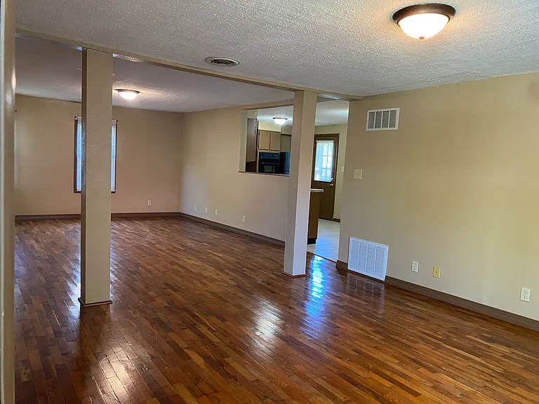 208 E Maiden Ln — Photo 4