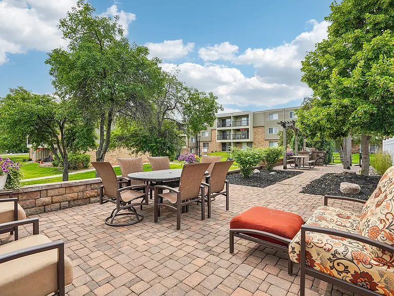 Royal Oaks Apartments — Photo 15