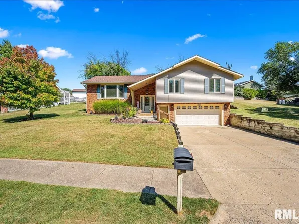 2102 Alhambra Ct, Pekin, IL 61554