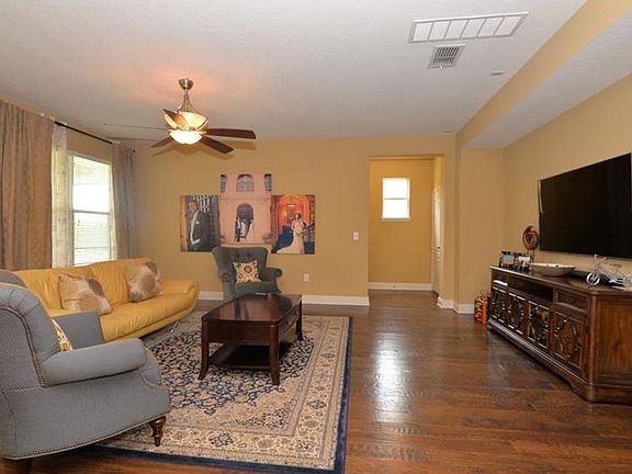 3rd image of 11709 Chateaubriand Ave