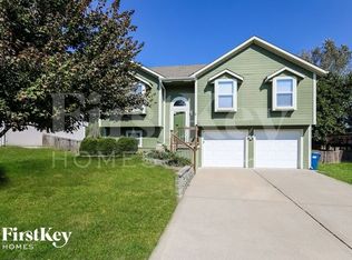 1030 Bunting Ln, Liberty, MO 64068