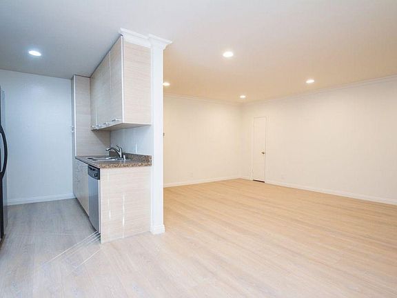 4th image of 6250 Fulton Ave APT 202