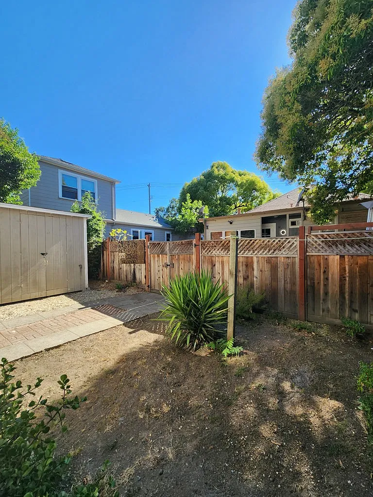 Private 2 Bed 1 Bath updated home in Triplex — Photo 2