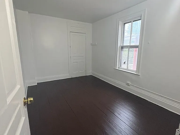 504 Wallace St — Photo 7