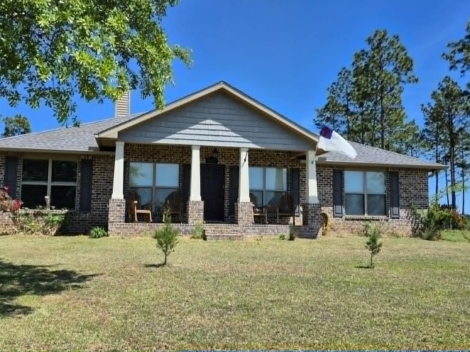 4 bed, 2025 sqft, $2,800 — Photo 1