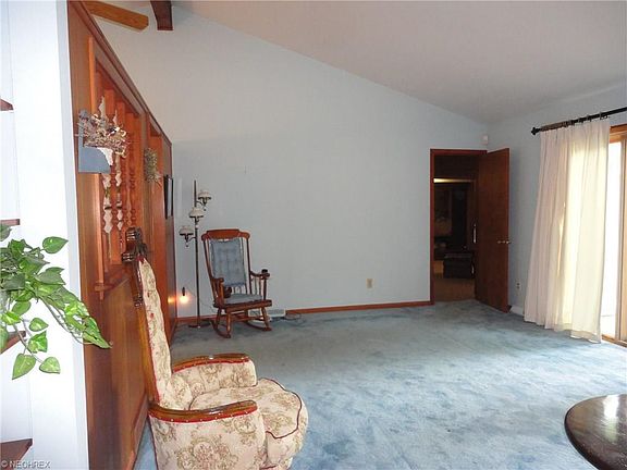 5th image of 160 Crestwood Dr