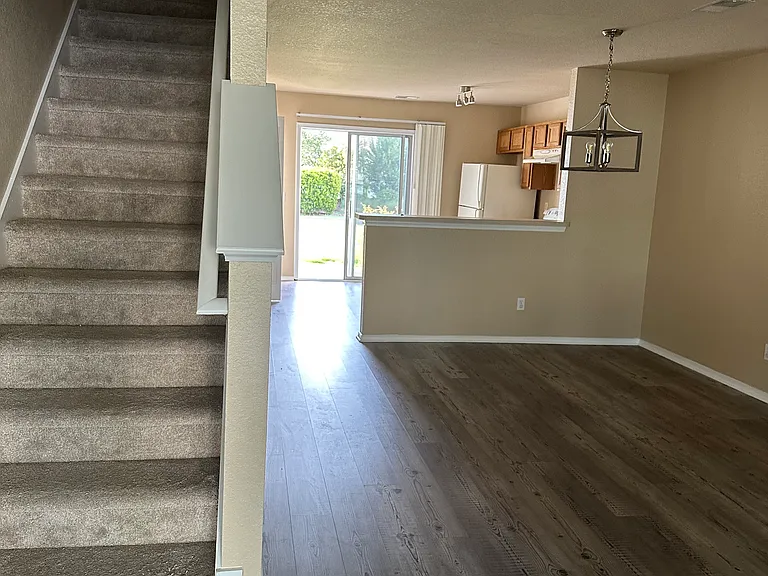 156 University Pkwy — Photo 4