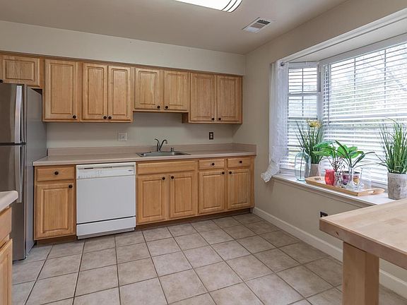 3rd image of 4035 Chesterwood Dr #4035