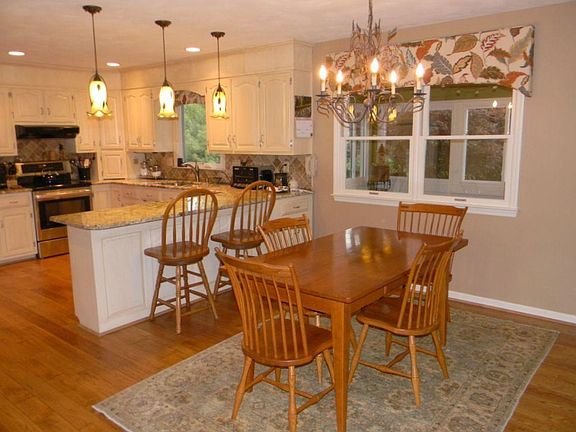 Breakfast Area to Kitchen