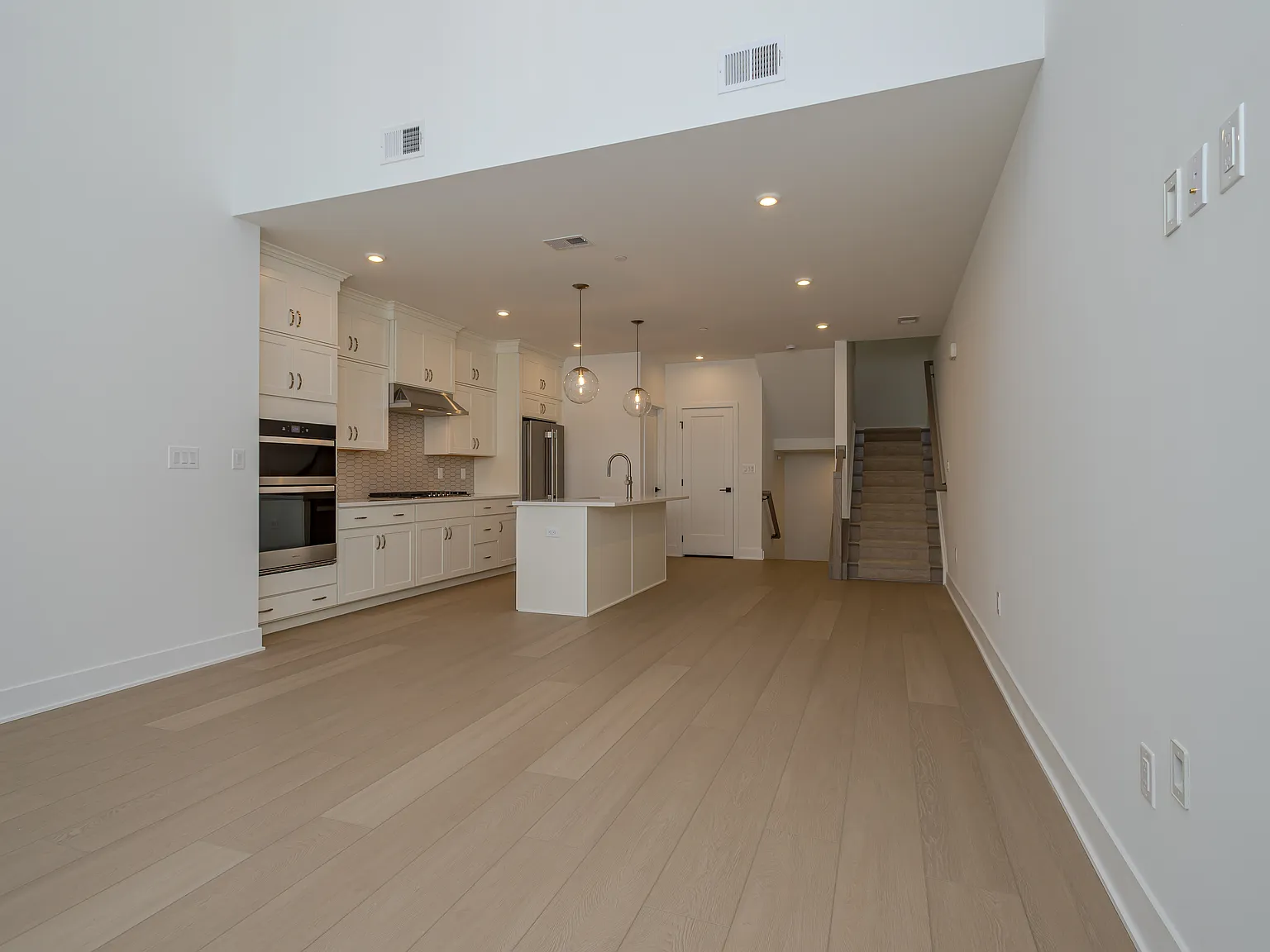 3 bed, 2.5 bath, 2142 sqft, $4,300 — Photo 4