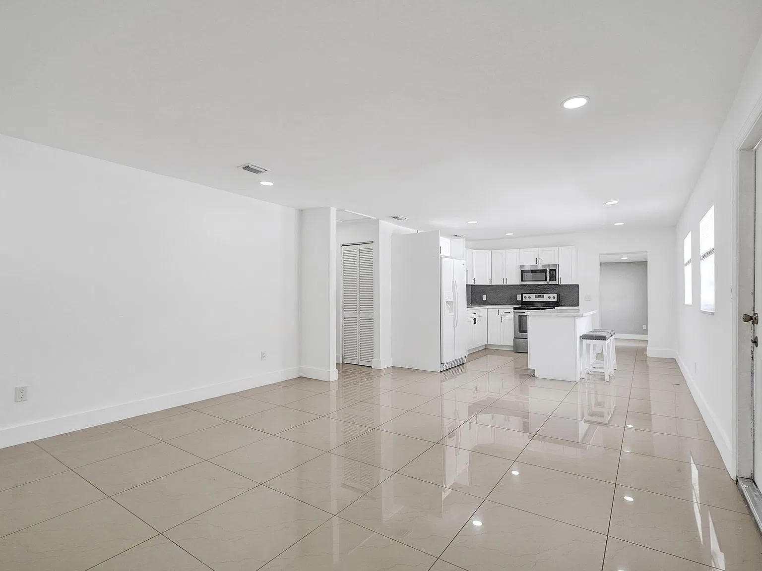 4 bed, 3.0 bath, 1659 sqft, $3,295 — Photo 2