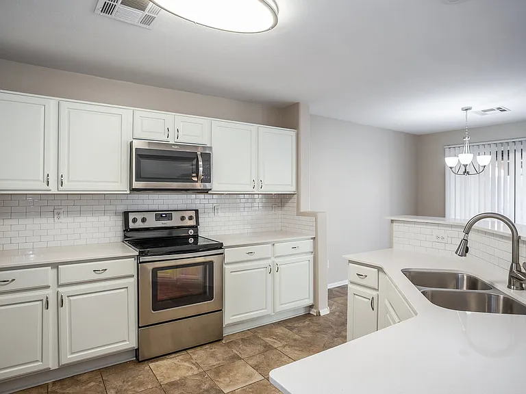 10952 W Elm St — Photo 4