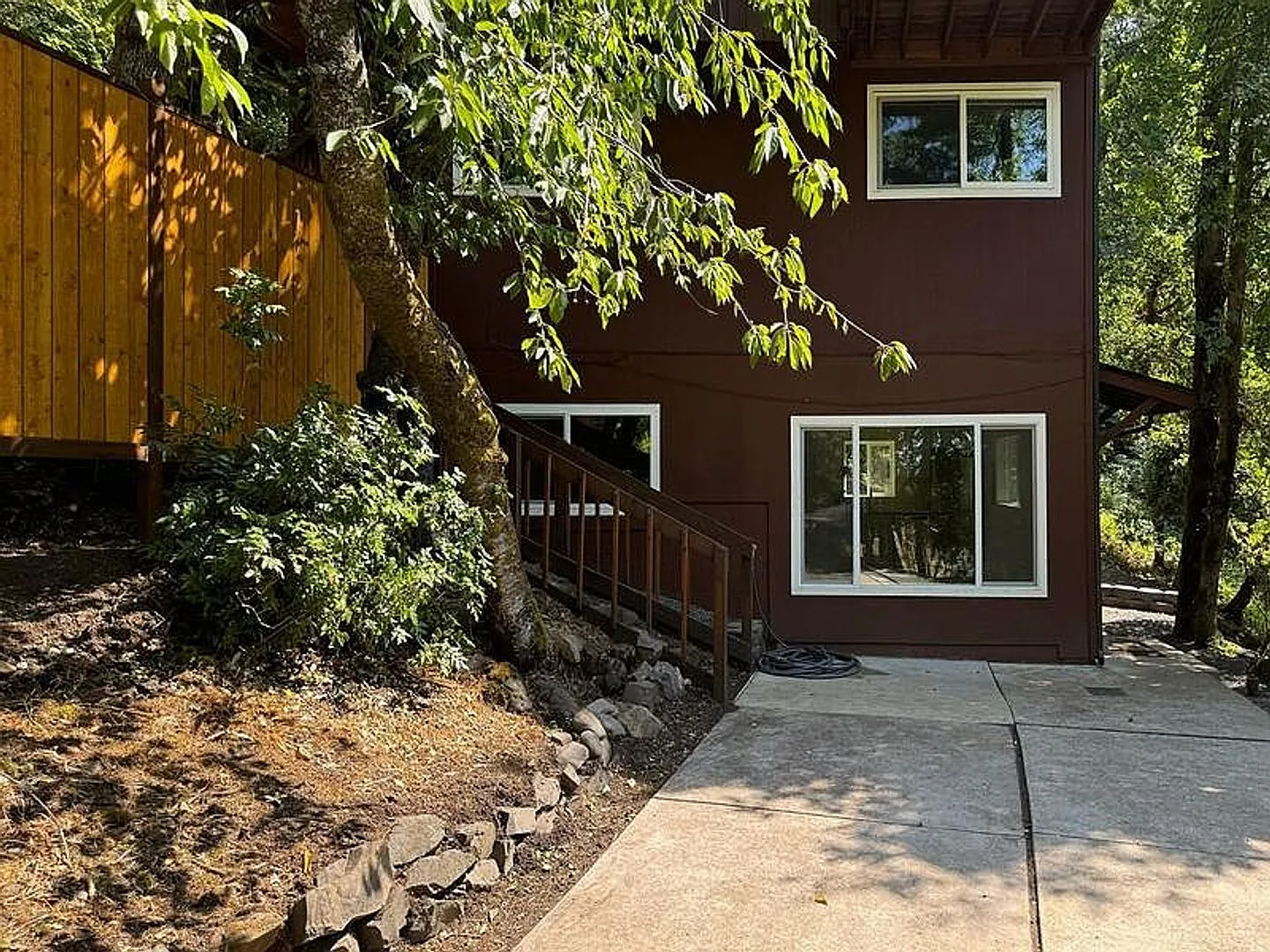 Summer Shade South Hills Luxury Duplex Apartment with Forest Views — Photo 2