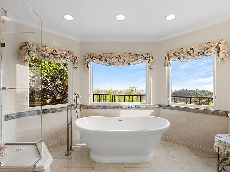 1401 Glen Oaks Blvd — Photo 31