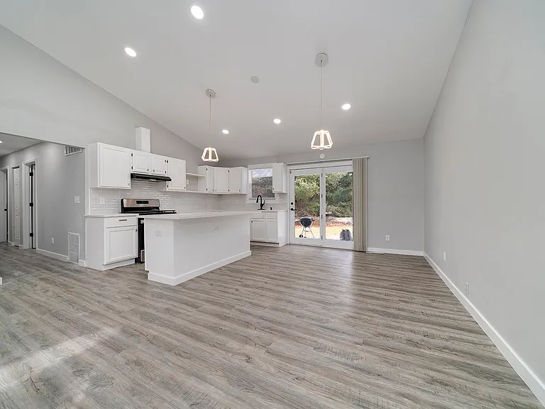 112 Liverpool Dr SE — Photo 8