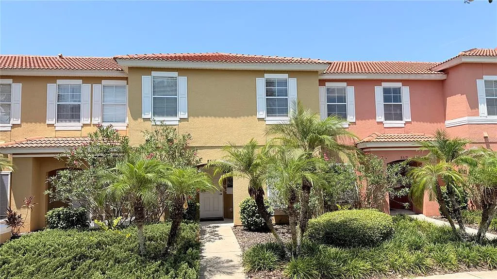 3 bed, 2.5 bath, 1295 sqft, $2,300 — Photo 1