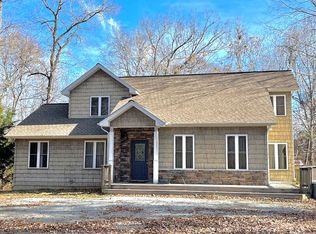 106 Parkview Dr, Byrdstown, TN 38549