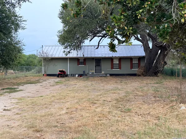 1008 N MAIN ST, Pleasanton, TX 78064