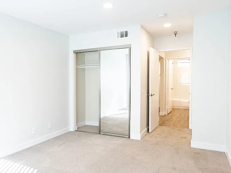 110 S Sweetzer Ave — Photo 41