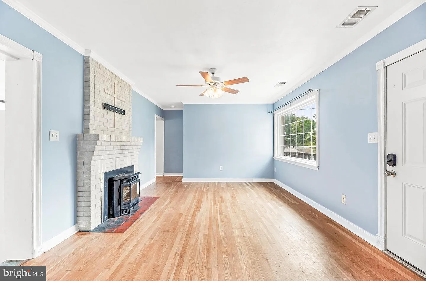 3 bed, 1.0 bath, 889 sqft, $2,000 — Photo 4