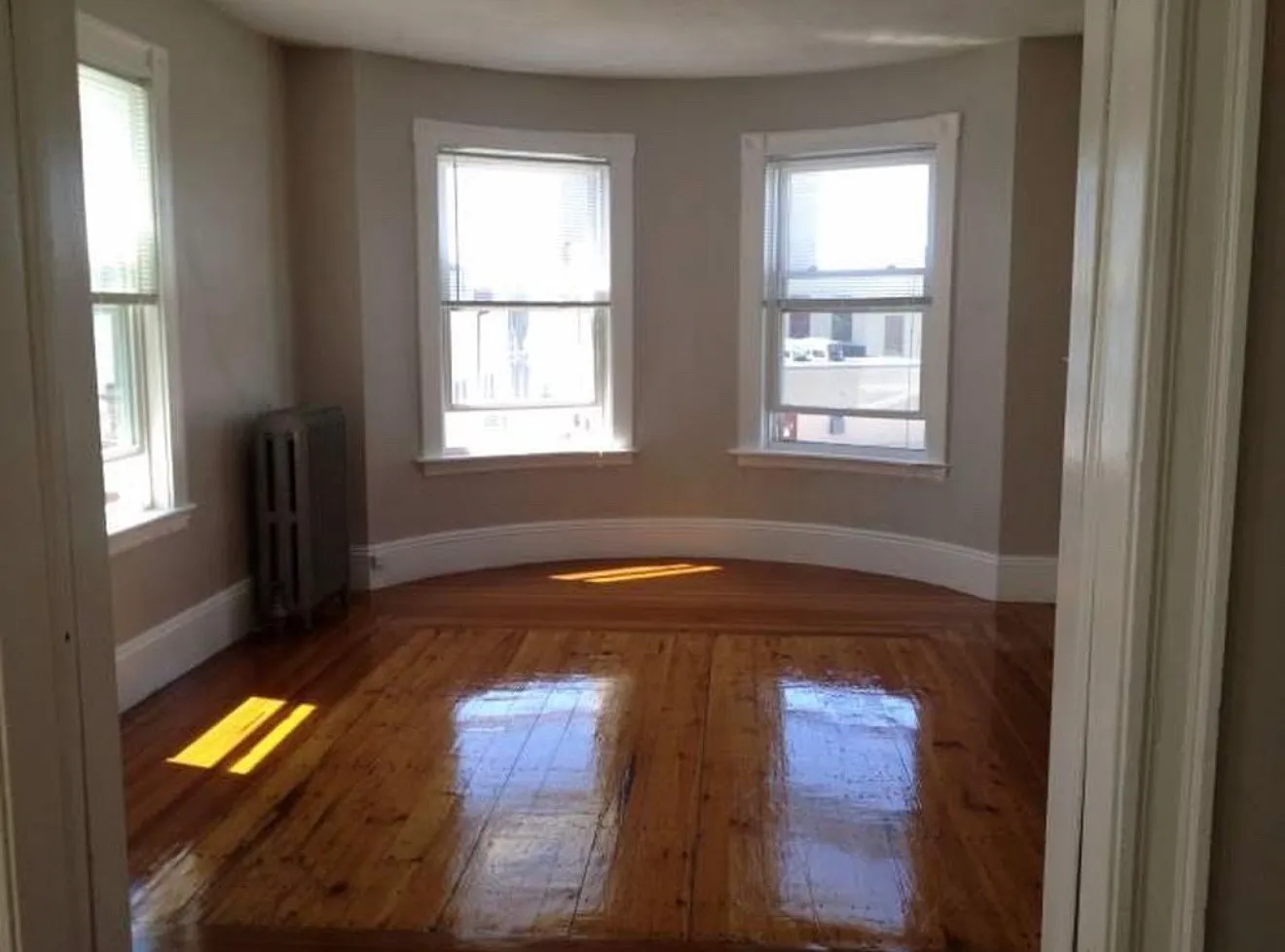 5 bed, 2000 sqft, $3,400 — Photo 2