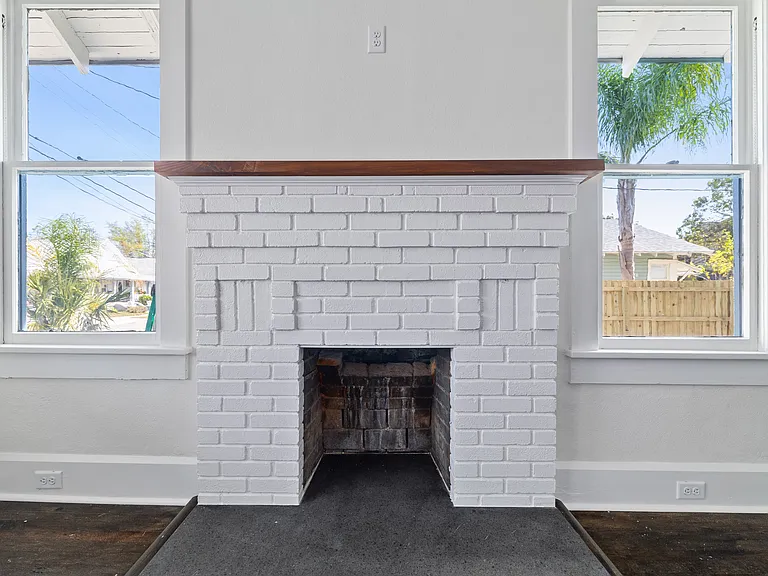905 E Saint Clair St — Photo 6