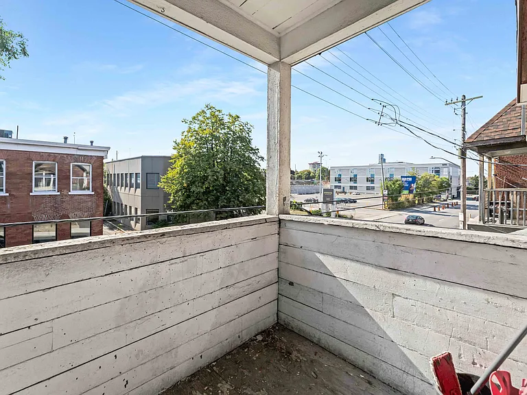 327 Catherine St — Photo 32