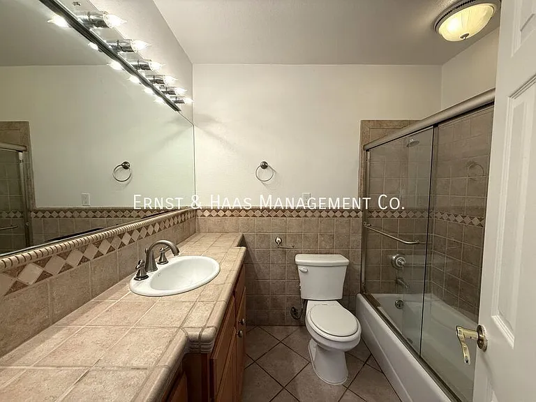 4723 Blackthorne Ave — Photo 15