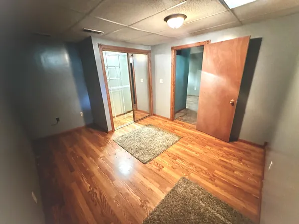 216 NE 9th St, Madison, SD 57042