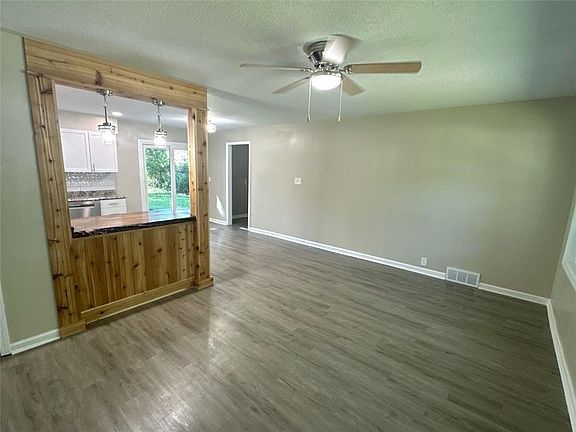 3rd image of 11209 Crystal Ave