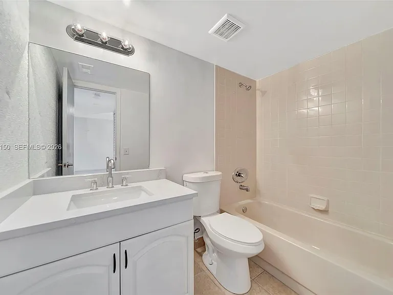 117 Lake Emerald Dr #408 — Photo 30