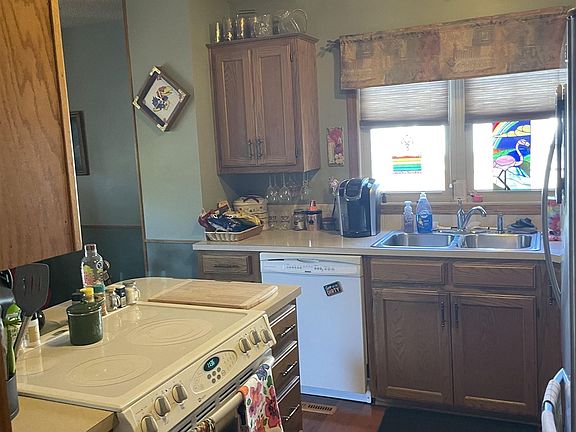 5th image of 811 N Golden Hills St