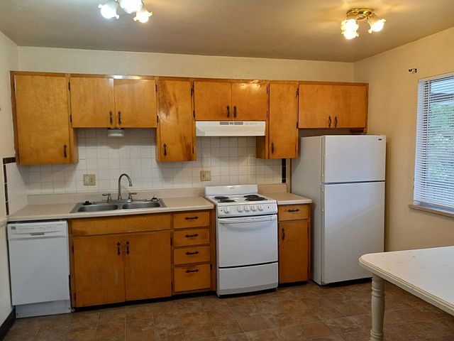 1260 Elder Ave. #12 - kitchen